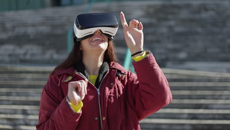 Aufgeregte-Frau-Mit-VR-Headset,-Die-Spaß-Im-Freien-Hat